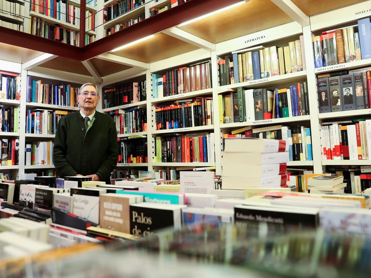Foto: Ignacio Latierro en la librería. (EFE)