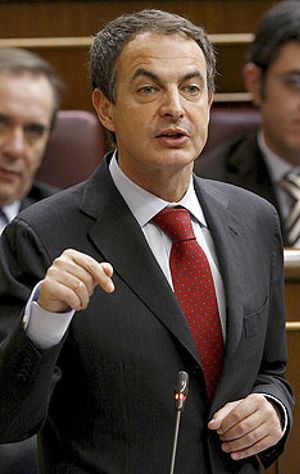 Zapatero asegura que "España deja la recesión" y Rajoy le acusa de "dilapidar su credibilidad"