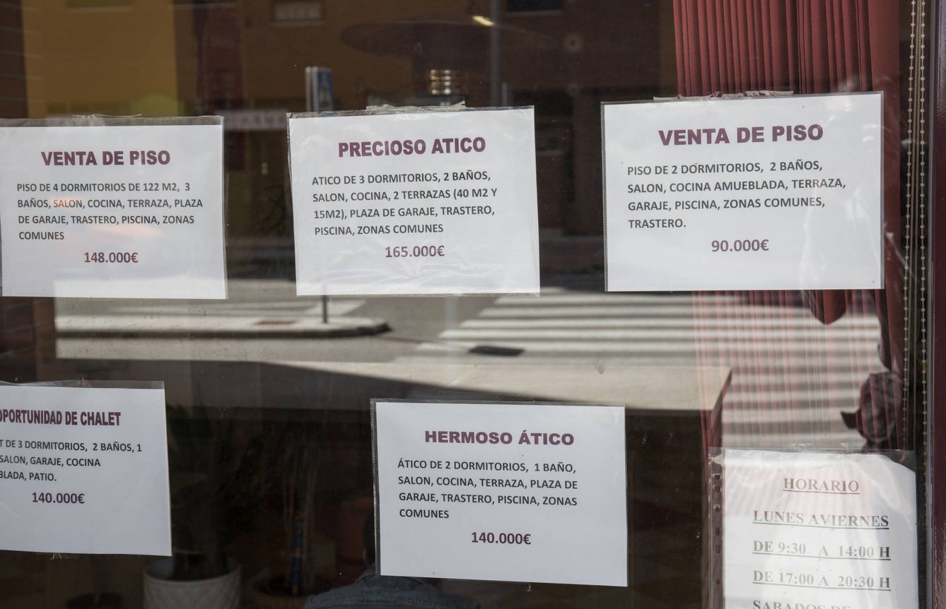 Anuncios de venta de pisos en El Quiñón en la inmobiliaria Orión. (D.B.)