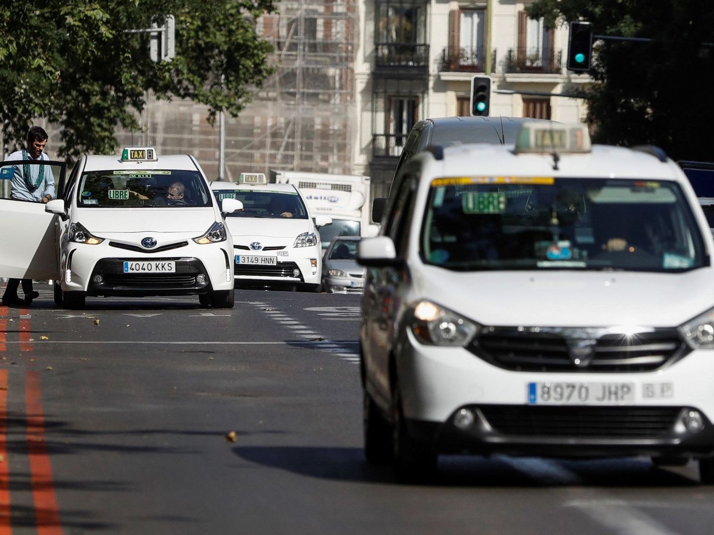 Taxis en el centro de Madrid. (EFE)
