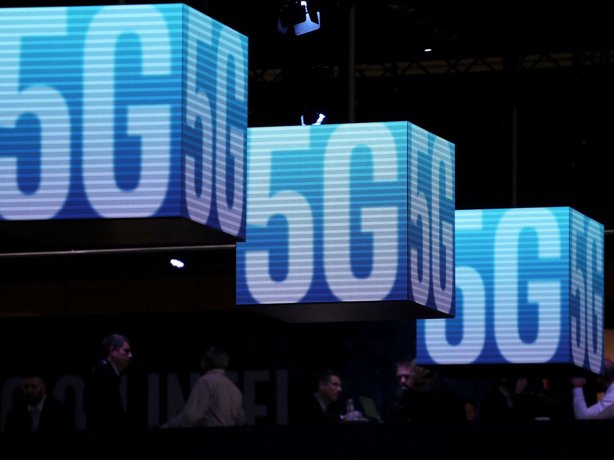 Foto: Paneles anunciando el 5G en el Mobile World Congress de Barcelona. (Reuters)