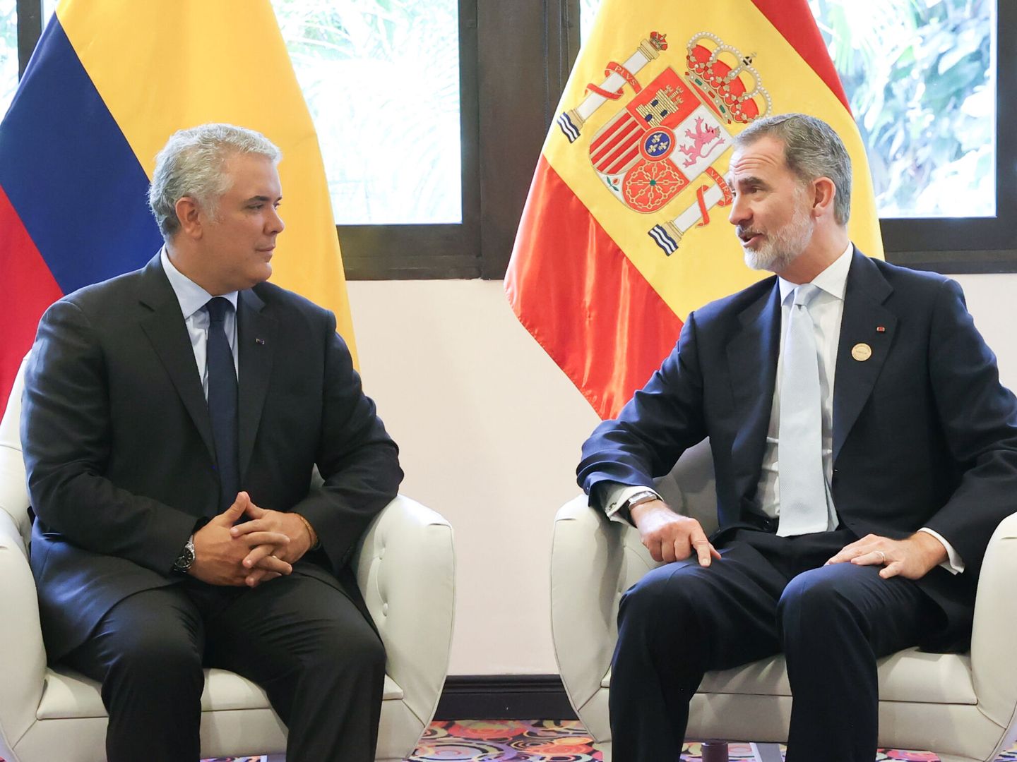 El rey Felipe conversa con el presidente de Colombia. (EFE)