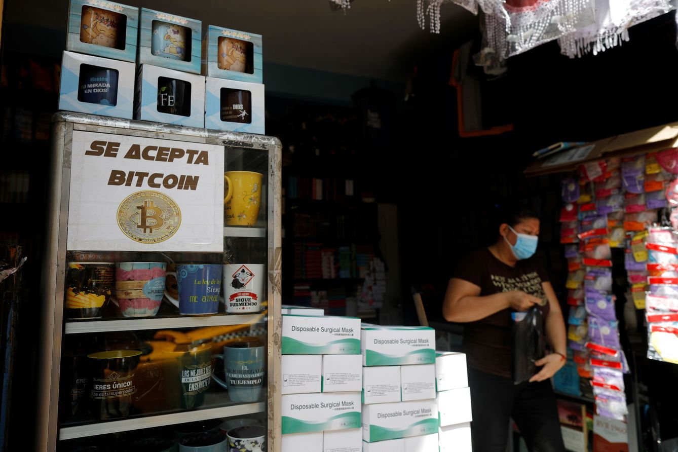 Un comercio en El Salvador en el que se aceptan Bitcoins. (Reuters)