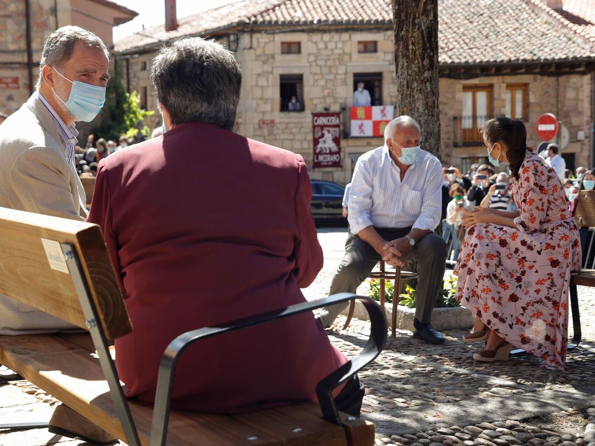 Foto: Los Reyes conversan con vecinos de Vinuesa (Soria) durante su viaje a Castilla y León. (EFE)