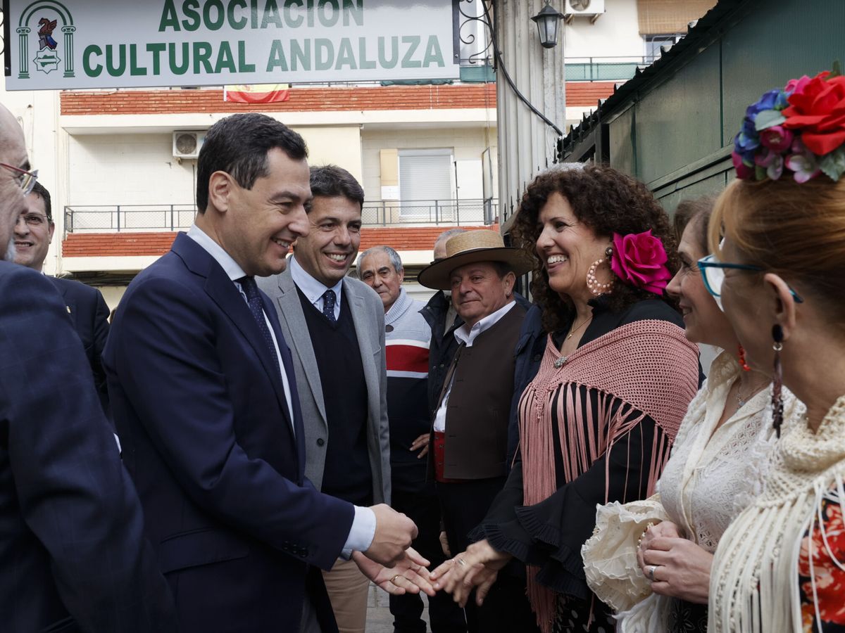 Foto: El presidente andaluz, Juanma Moreno, junto a su homólogo valenciano, Carlos Mazón, en una visita a las casas de Andalucía en la Comunidad Valenciana. (EFE/Juan Carlos Cárdenas)