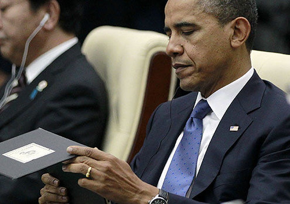 Foto: Barack Obama consulta su iPad durante una cumbre internacional (Reuters)