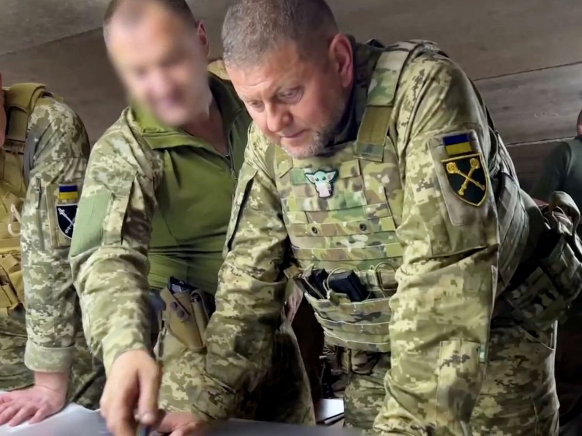 Foto: El comandante en jefe de las Fuerzas Armadas de Ucrania, Valerii Zaluzhnyi, estudia un mapa en una localización sin determinar. (FFAA ucranianas)