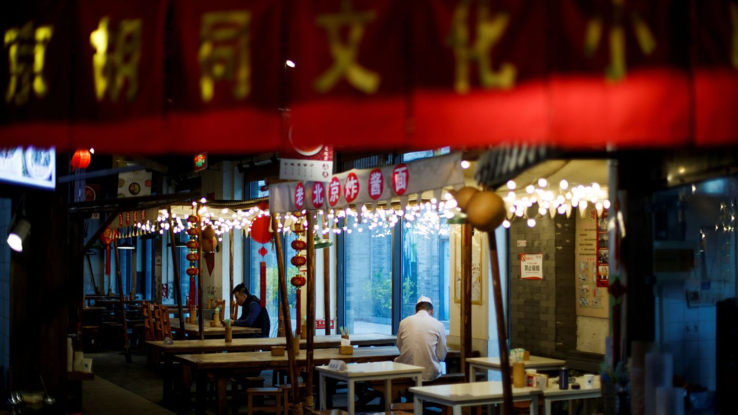Imagen de un restaurante en China tras la retirada de las medidas de restricción a causa del Covid-19. (Reuters)