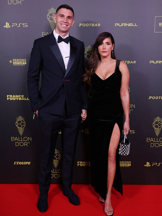 Emiliano Martínez y su mujer Mandinha Martínez a su llegada al Balón de Oro.  (Reuters/Stephanie Lecoq)