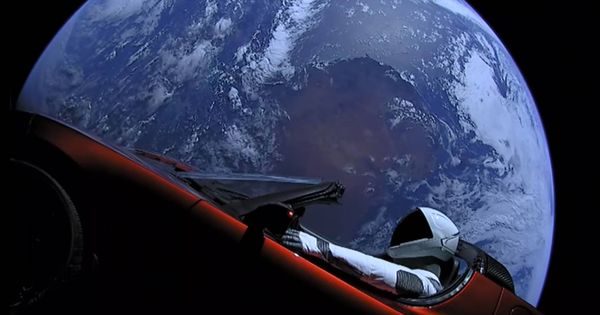 Foto: 'Starman' con su Tesla Roadster orbitando