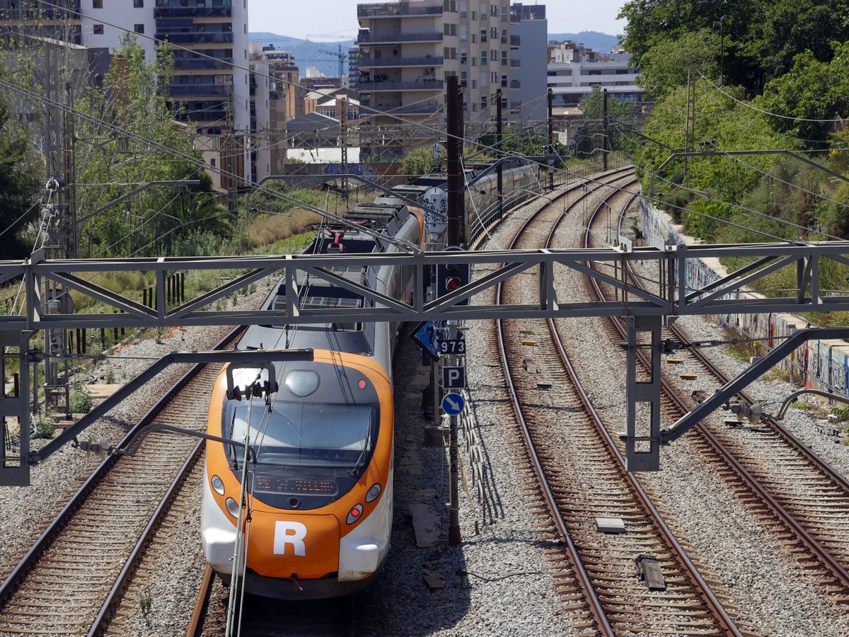 Foto: Un tren de Cercanías en una estación de Barcelona. (EFE/ToniAlbir)