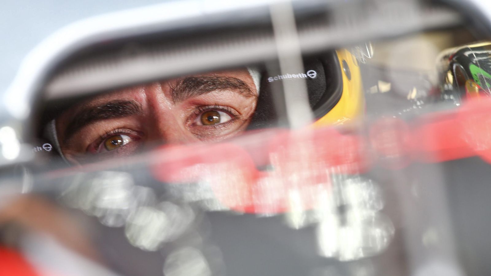 Foto: Fernando Alonso mira por su retrovisor antes de la salida del Gran Premio de Italia (Efe)