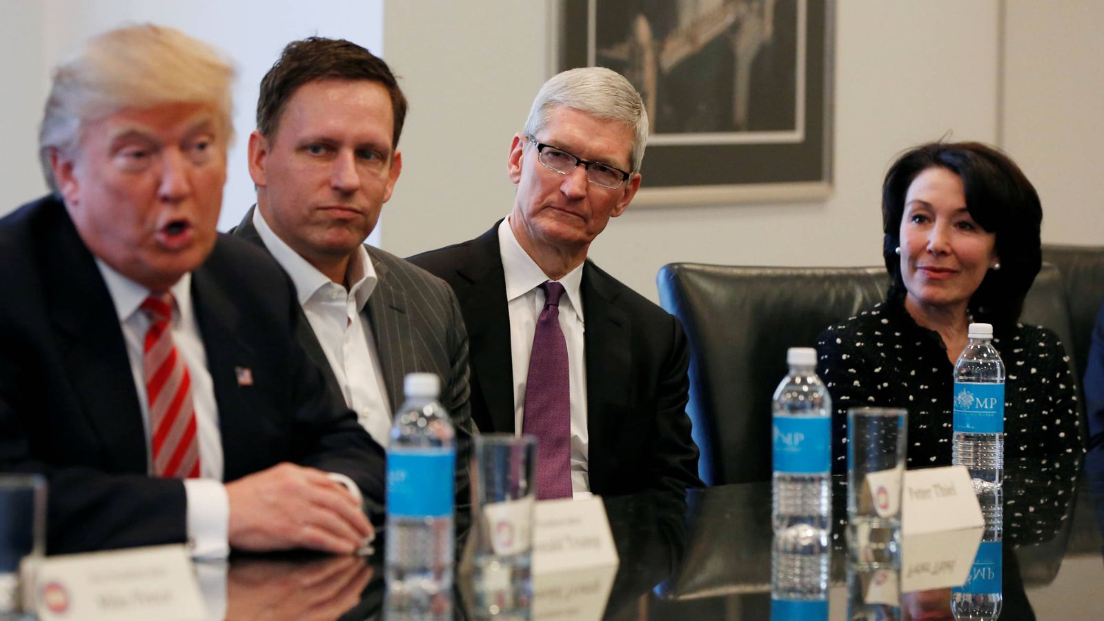 Foto: Tim Cook, CEO de Apple, en una reunión con Donald Trump pocos días después de que el presidente hubiera ganado las elecciones. (Reuters)