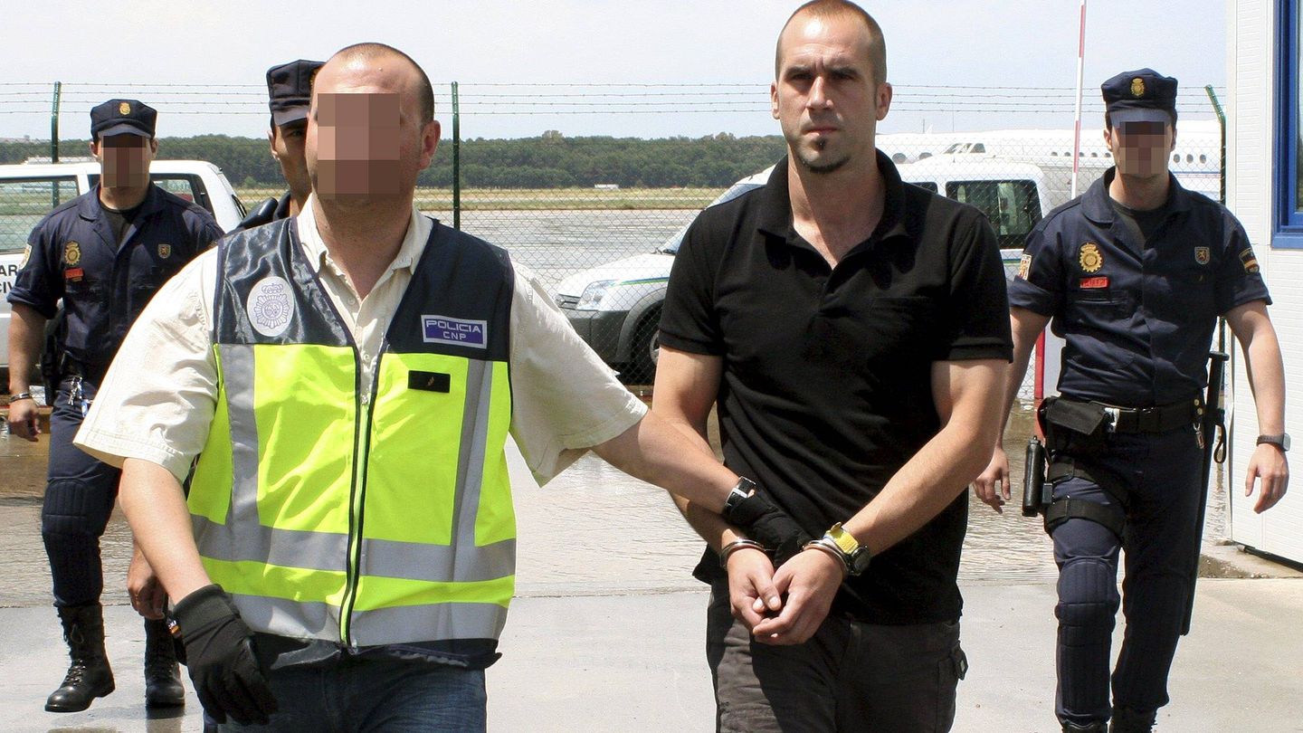 Garikoitz Aspiazu, 'Txeroki', a su llegada a Madrid, tras ser entregado temporalmente por Francia en 2011. (EFE)