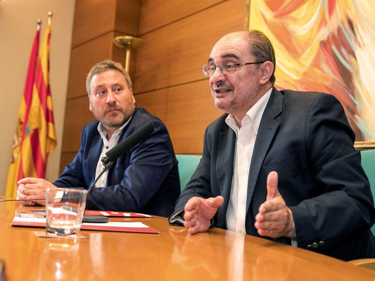 El secretario general del PSOE Aragón, Javier Lambán (d), y el presidente de Chunta Aragonesista, José Luis Soro, atienden a los medios tras firmar el acuerdo en el que se enumeran las prioridades pactadas por ambos, el pasado 19 de julio en Zaragoza. (EFE)
