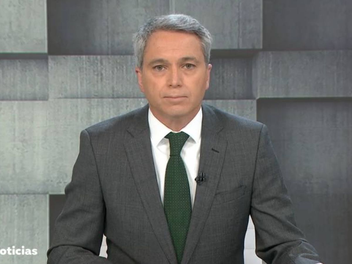 Foto: Vicente Vallés, en 'Antena 3 noticias'. (Atresmedia).