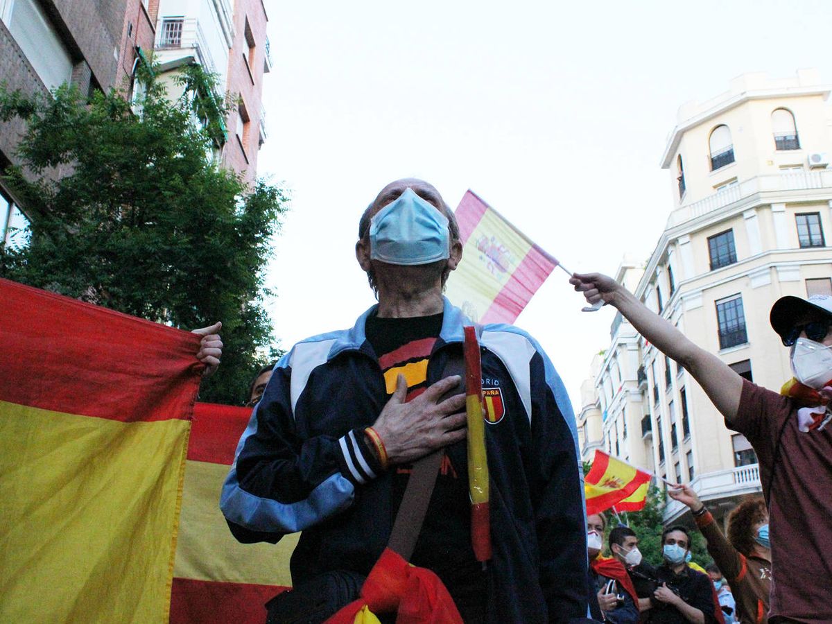 Foto: Los manifestantes, frente a la sede del PSOE. (B. Tena)