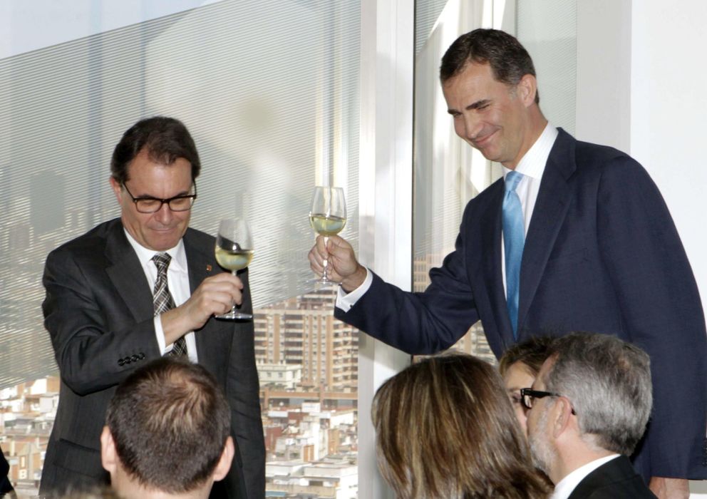Foto: Don Felipe y Artur Mas, en la inauguración en L'Hospitalet de la nueva sede del Grupo Puig, en abril. (Efe)