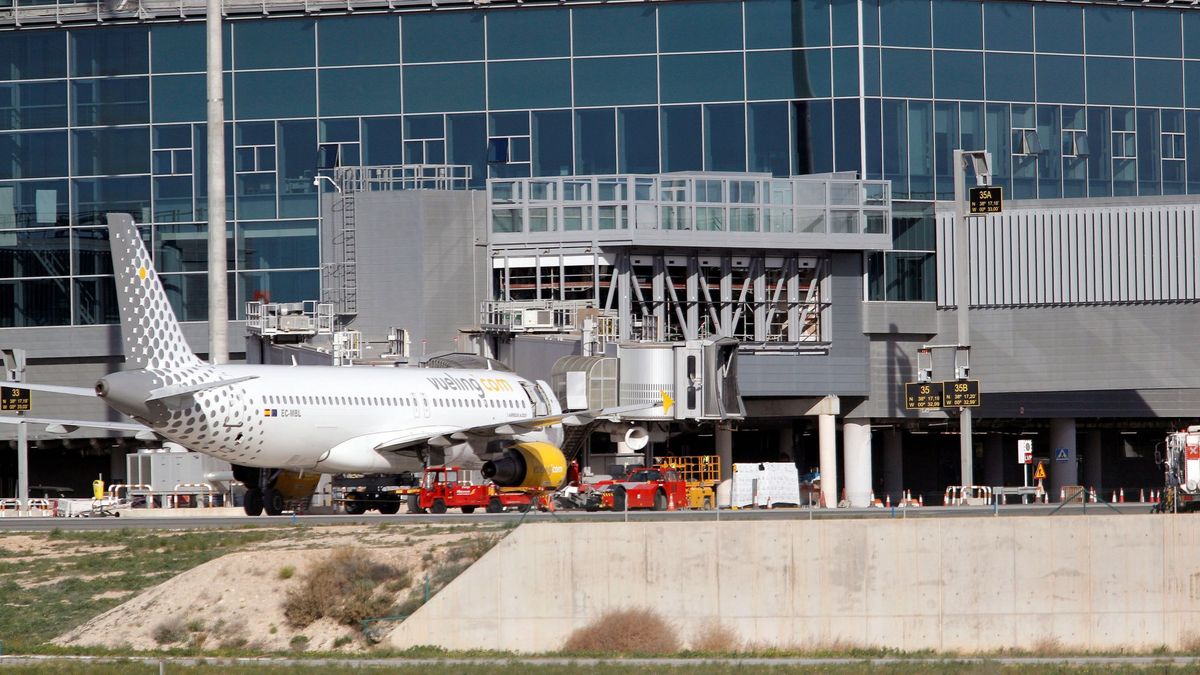El aeropuerto de Alicante-Elche se reabre al tráfico tras el incendio del miércoles