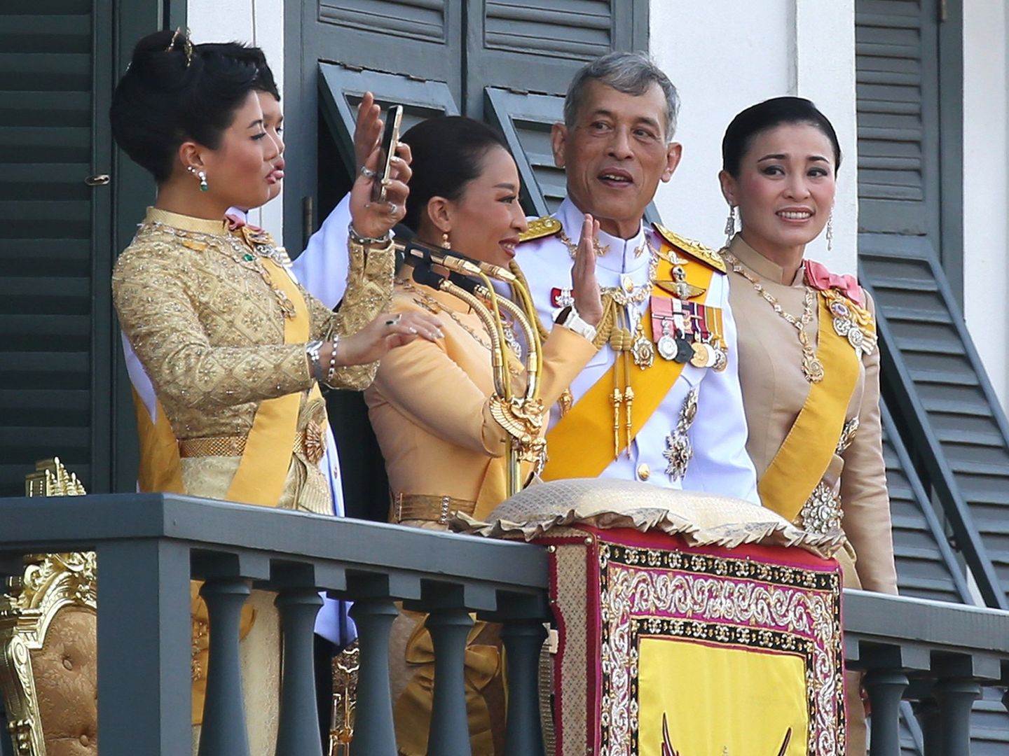 Miembros de la familia real tailandesa junto al rey Rama X. (EFE)