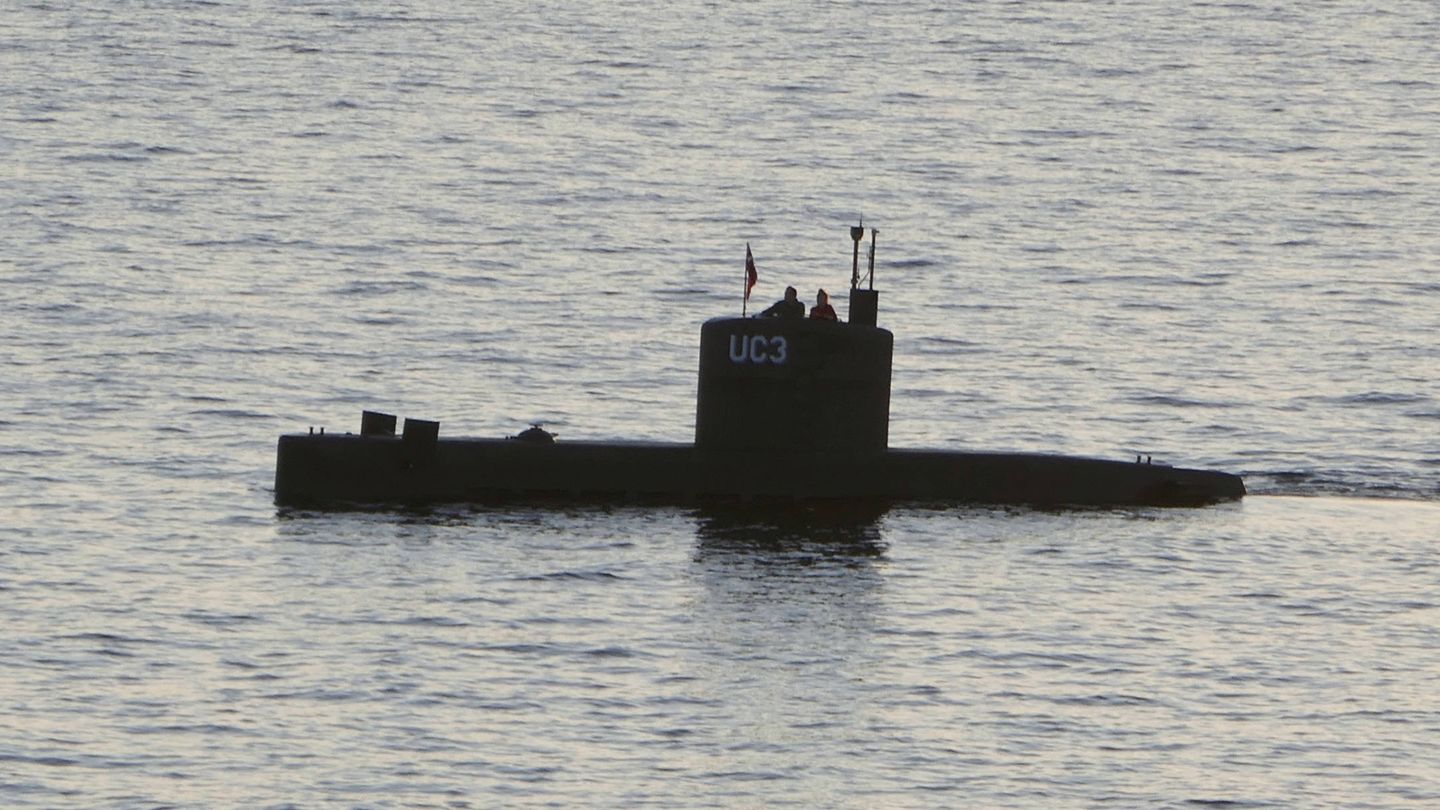 El submarino 'UC3 Nautilus' de Peter Madsen navega en el puerto de Copenhague. (Reuters)