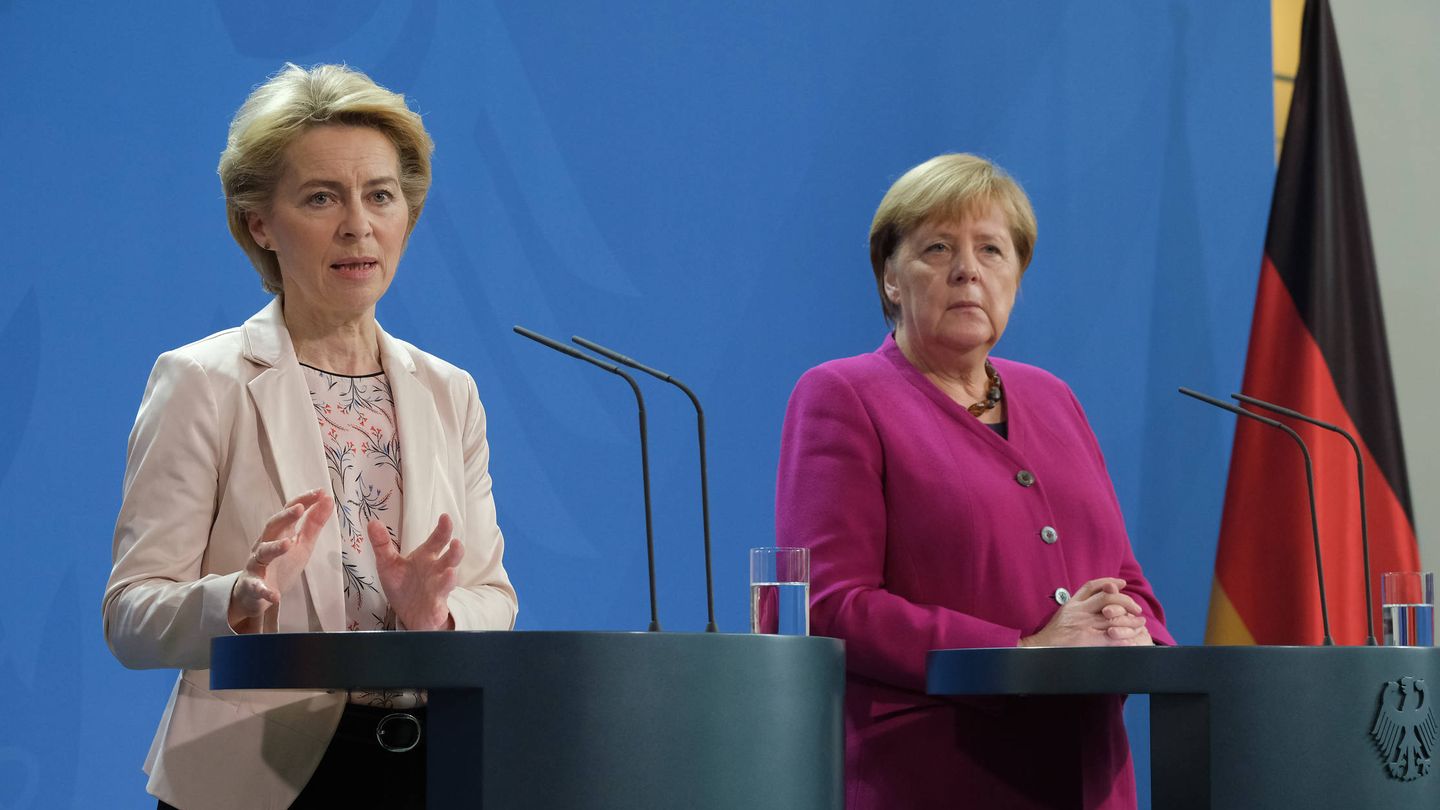  Von der Leyen, junto a Angela Merkel. (Getty)