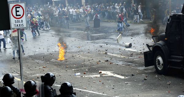 Foto: Choques entre las fuerzas de seguridad y manifestantes en San Cristobal, Venezuela. (Reuters)