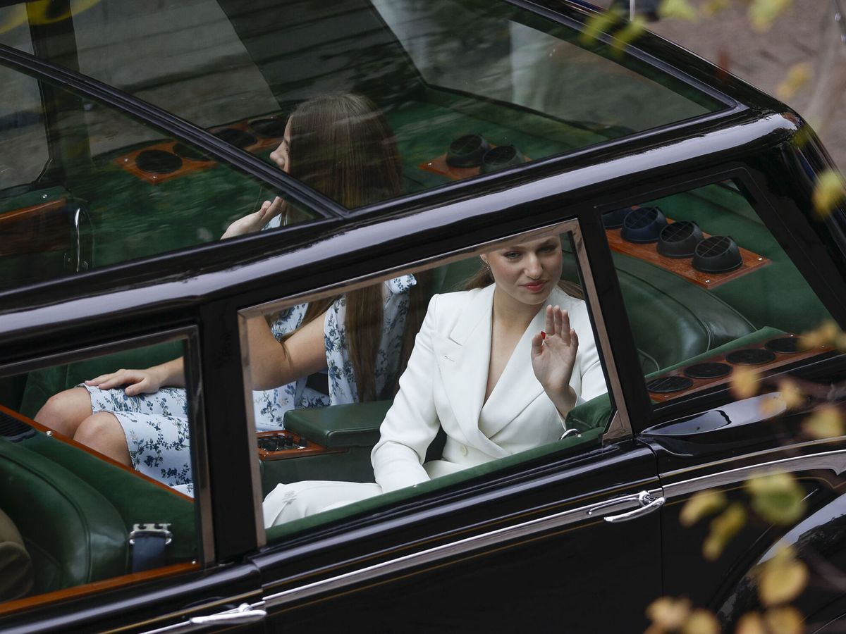 Foto: La princesa Leonor y la infanta Sofía, a bordo del Rolls-Royce Phantom IV, saludan a los ciudadanos. (EFE/Rodrigo Jiménez)