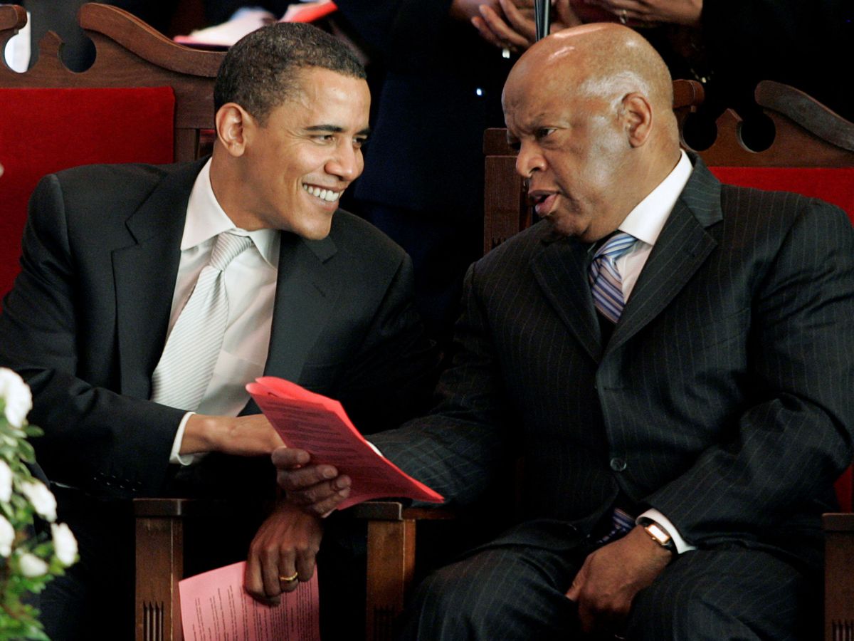 Foto: Barack Obama charla con el congresista John Lewis. (Reuters)