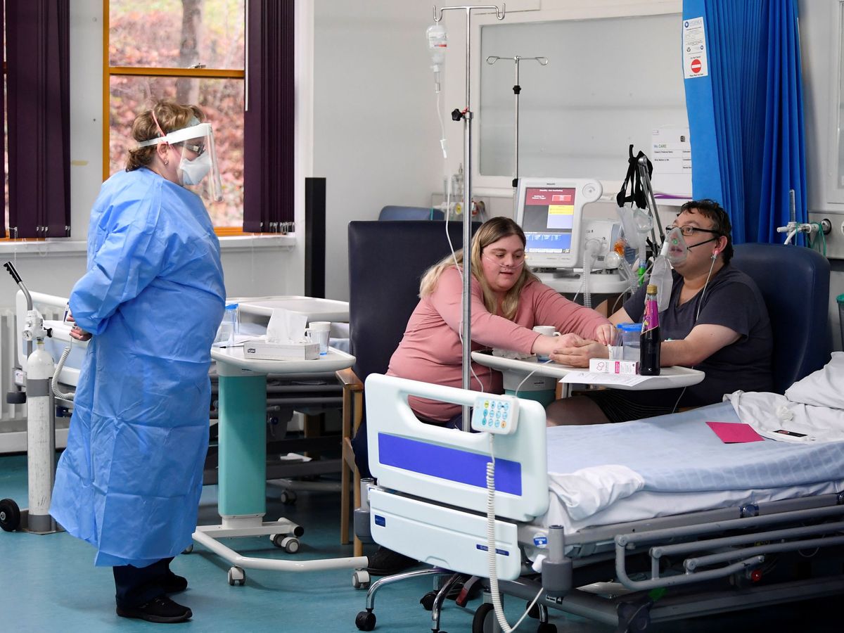 Foto: Elizabeth Kerr y Simon O'Brien, junto a la enfermera que fue testigo del enlace (Reuters/Toby Melville)