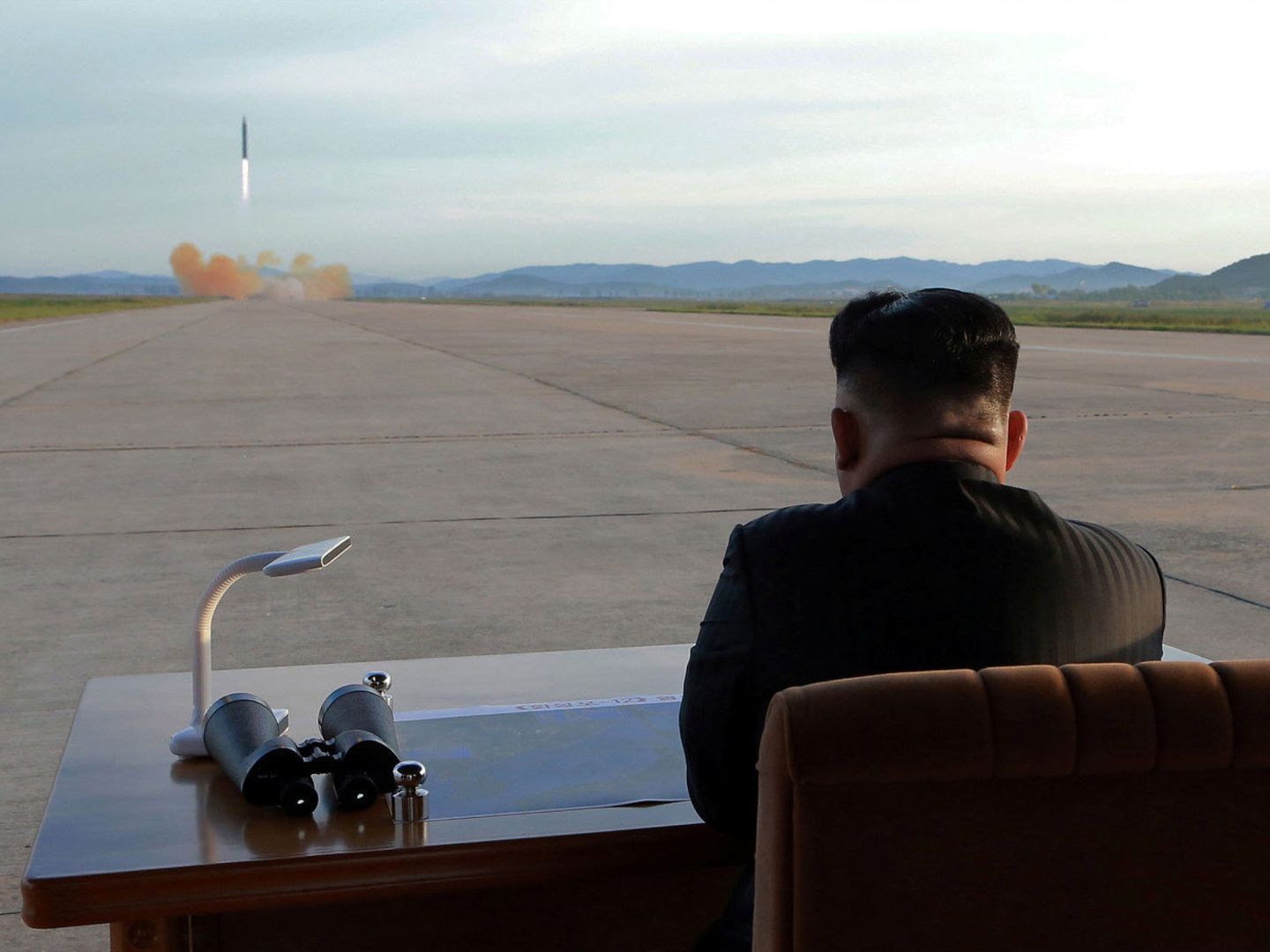Kim Jong-un observa el lanzamiento de un misil Hwasong-12, probablemente el lanzado por encima de territorio japonés el 14 de septiembre de 2017. (Reuters)