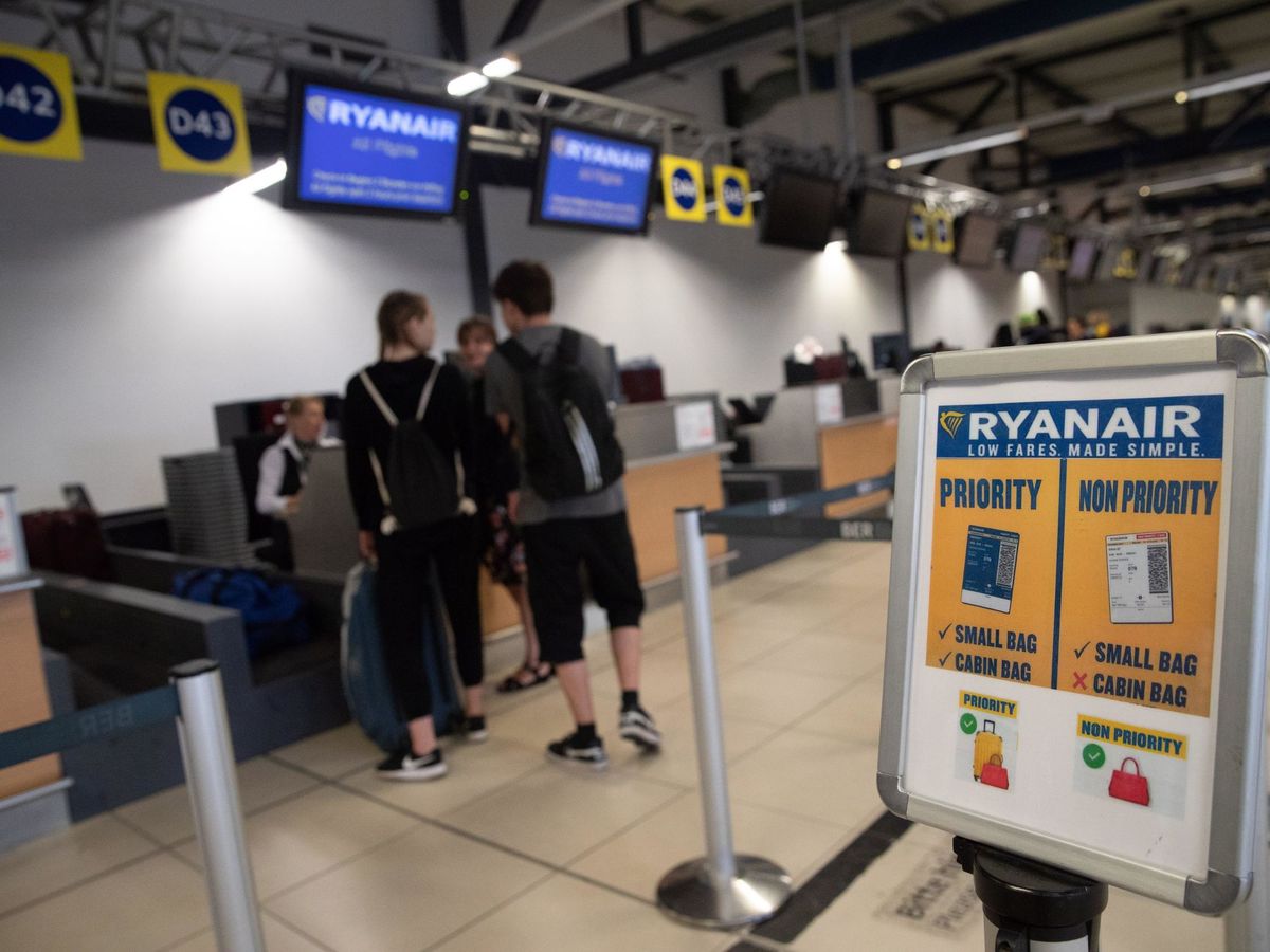 Definición Hacer las tareas domésticas Diploma Un juez falla que Ryanair no puede cobrar un suplemento por el equipaje de  mano