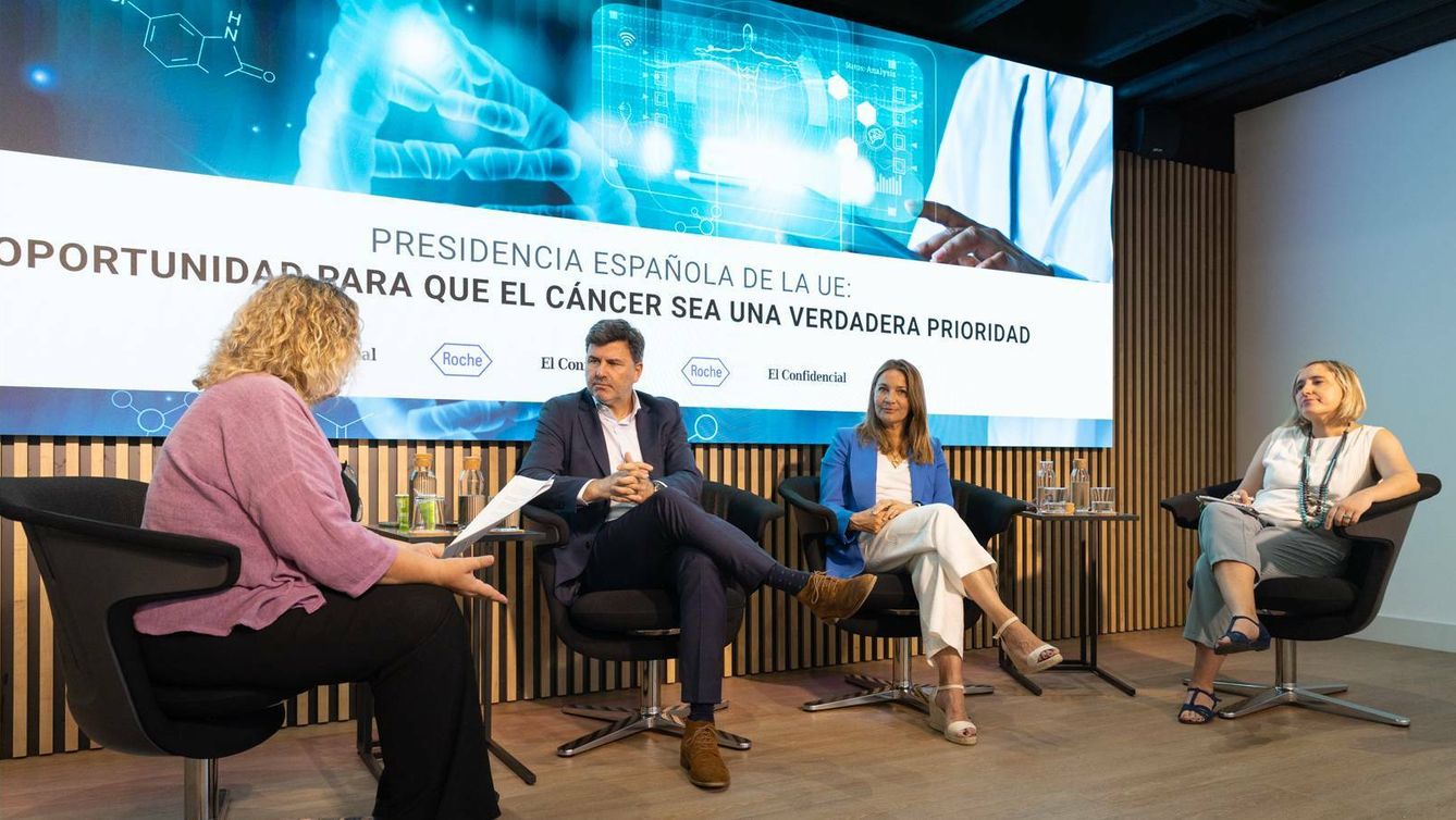 Susana Solís, Nicolás González Casares y Alda Recas Martín en la mesa de debate.