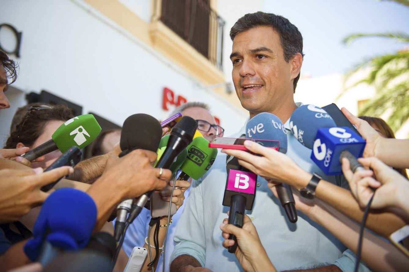 El secretario general del PSOE, Pedro Sánchez, atiende a los periodistas en Ibiza. (EFE)