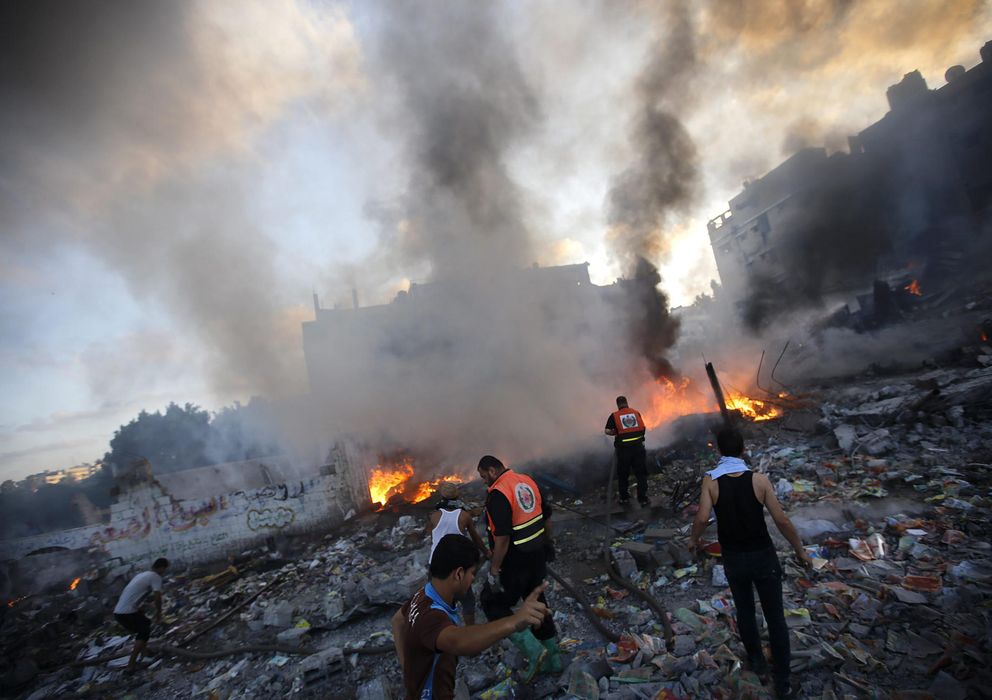 Foto: Palestinos revisan los escombros de una casa destruida tras un ataque aéreo israelí . (EFE)