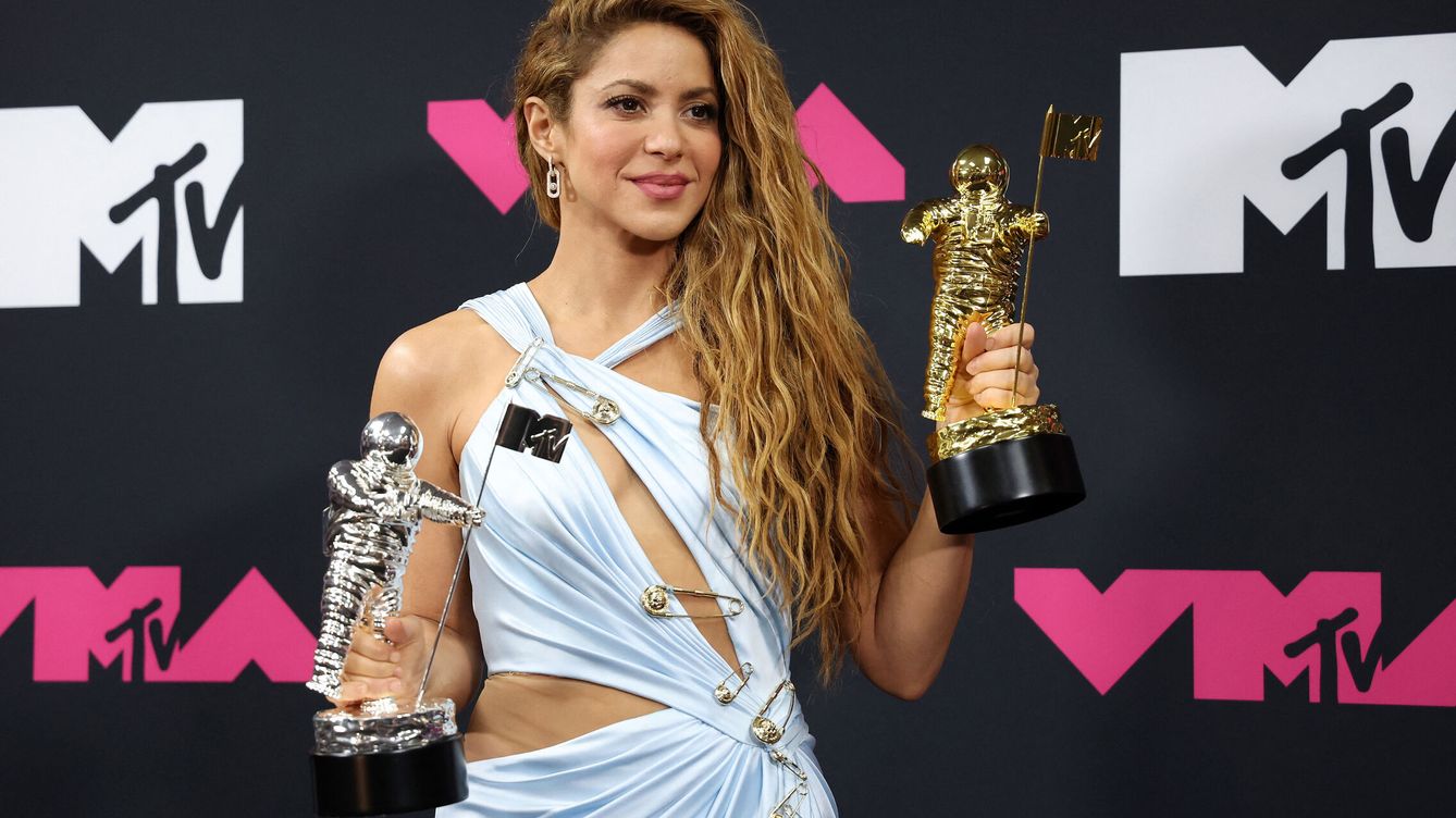 Foto: La cantante Shakira posando con sus premios en los MTV Video Music Awards. (Reuters/Andrew Kelly)