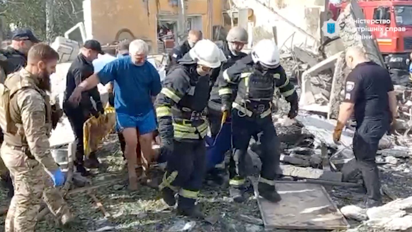 Los equipos de rescate trasladan a una de las víctimas del ataque ruso sobre Groza (Járkov). (Reuters)