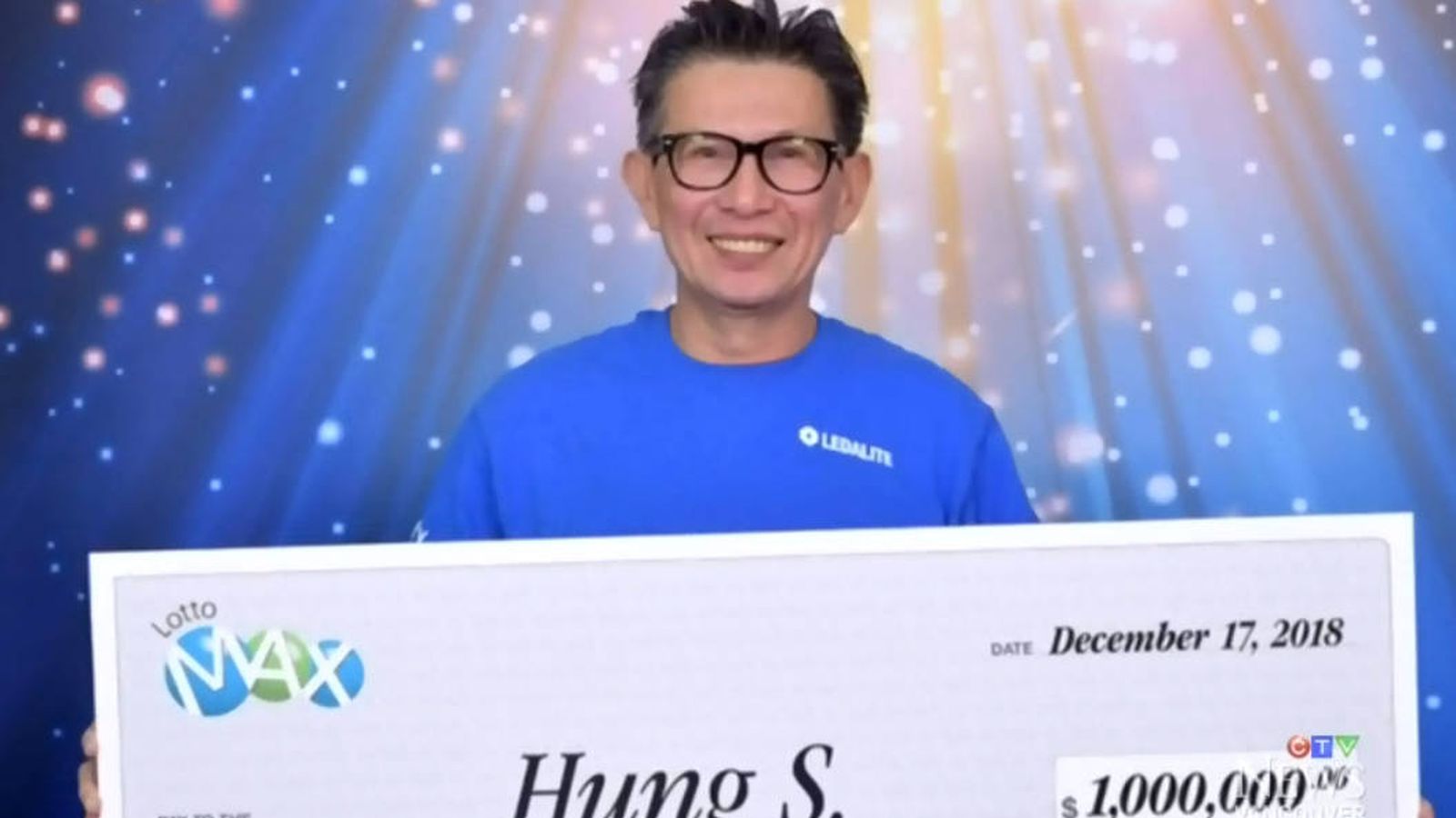 Foto: S. Hung posa feliz con el cheque gigante por un millón de dólares que recibió de la lotería