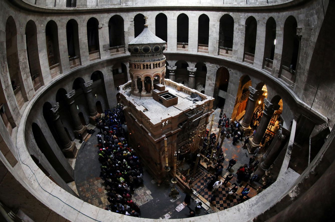 Peregrinos en el interior de la iglesia del Santo Sepulcro, en Jerusalén. (Reuters) 