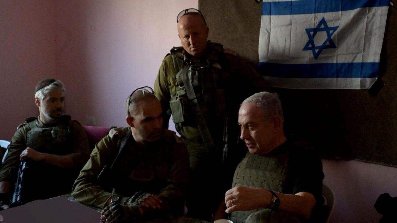 Foto: Netanyahu charla con varios soldados israelíes desplegados en la Franja de Gaza. (Reuters)