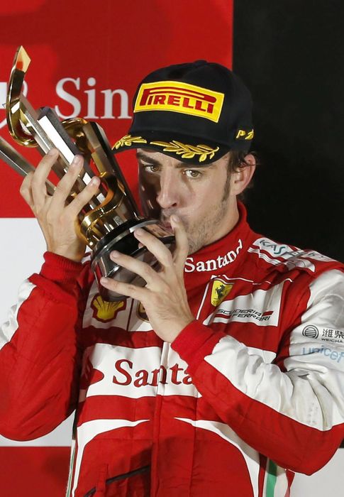 Foto: Fernando Alonso en el podio de Singapur con su trofeo.