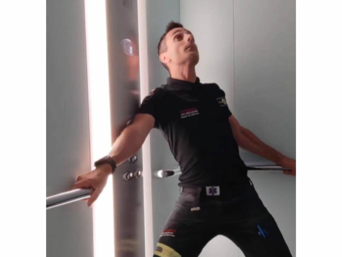Foto: Un sanitario enseña cómo se puede sobrevivir a la caída de un ascensor (Instagram/@miguel_assal)