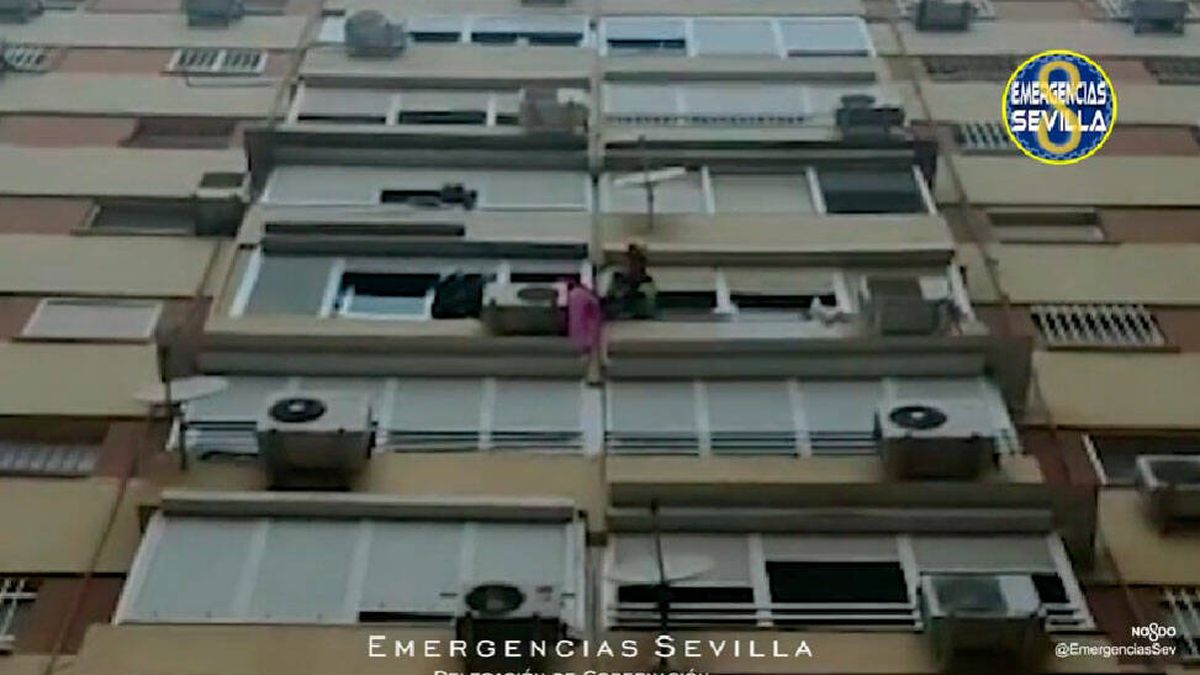 Rescatan a una mujer con Alzheimer que estaba sentada en una cornisa en Sevilla 