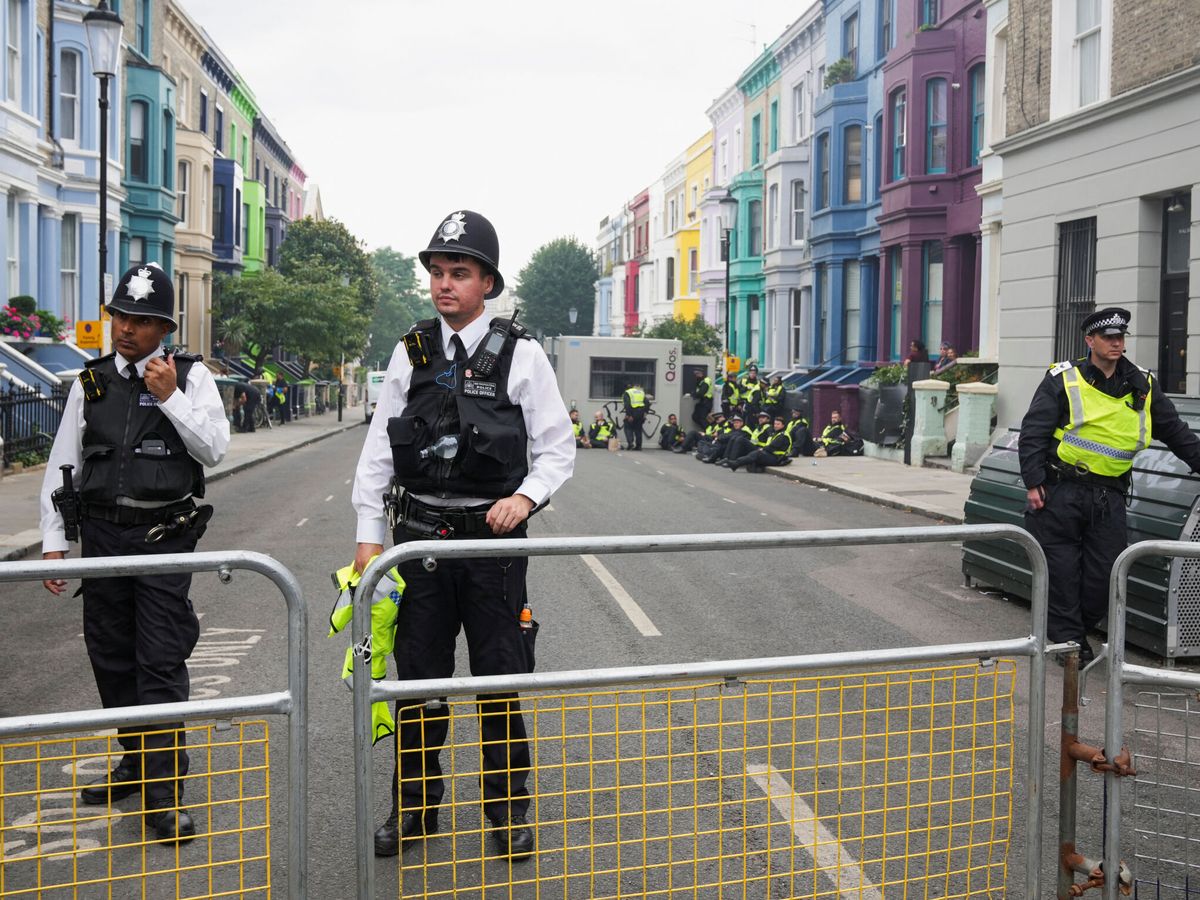 Foto: Policía en el carnaval de Notting Hill. (Reuters/Maja Smiejkowska)