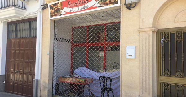 Foto: La bocatería en la que tuvo lugar el asesinato y posterior suicidio, ayer tras ser precintada por la Guardia Civil. (EC)