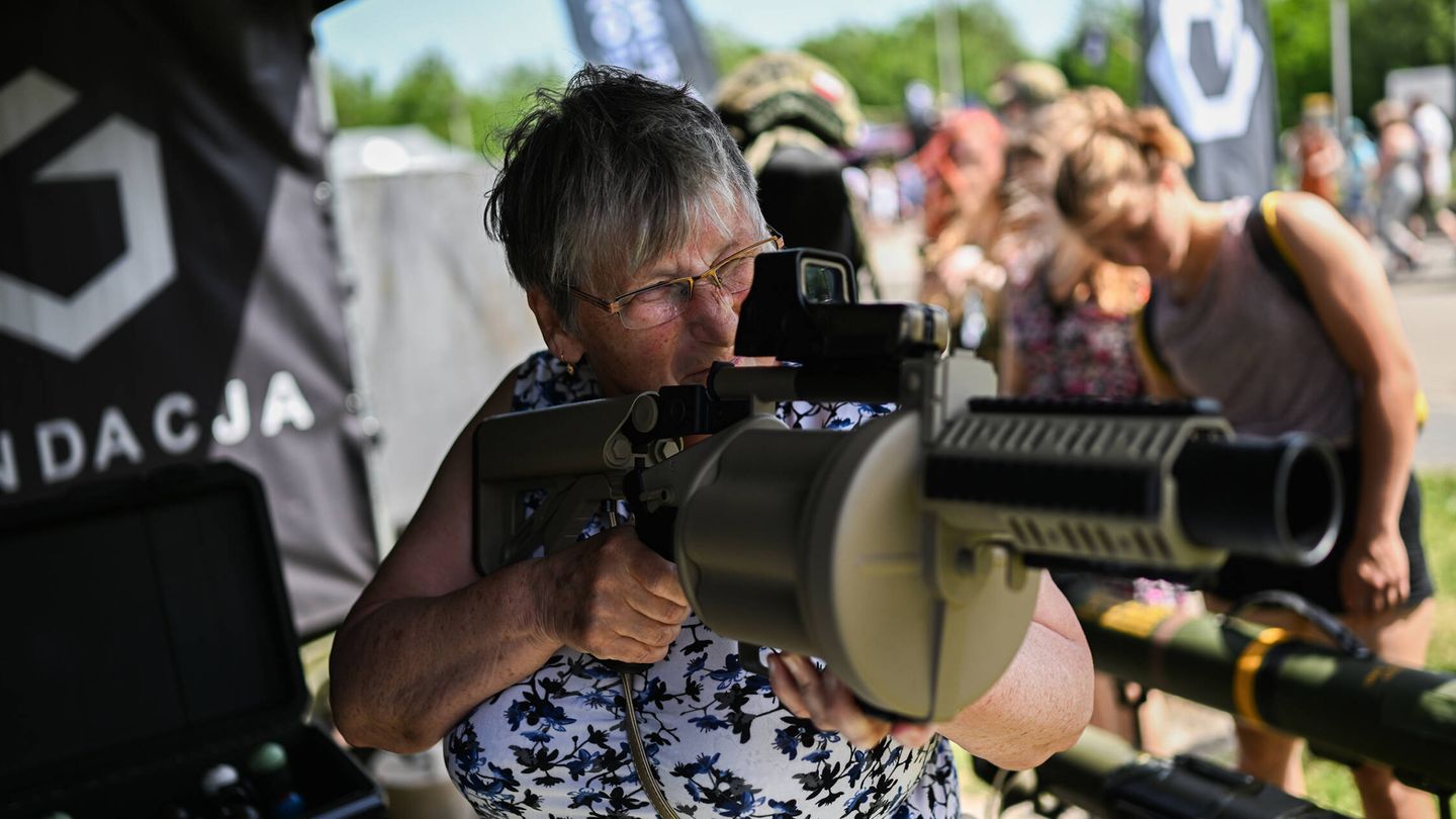 Una mujer sostiene un lanzagranadas en una feria militar en Polonia, el año pasado. (Getty/Omar Marques)