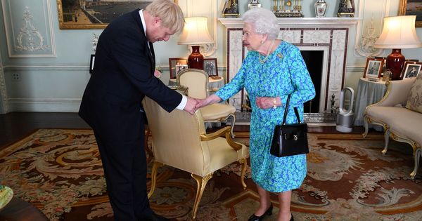 Foto: Boris Johnson y la reina Isabel II. (Reuters)