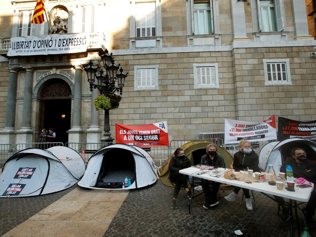 Foto: Protesta de los empresarios del ocio en la Plaza Sant Jaume, en Barcelona. (EFE)