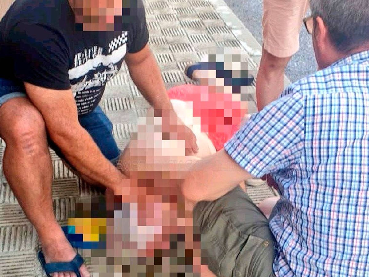 Foto: Los agentes pudieron reanimar y estabilizar al hombre tras dos paradas cardiacas (Foto: Emergencias Sevilla)