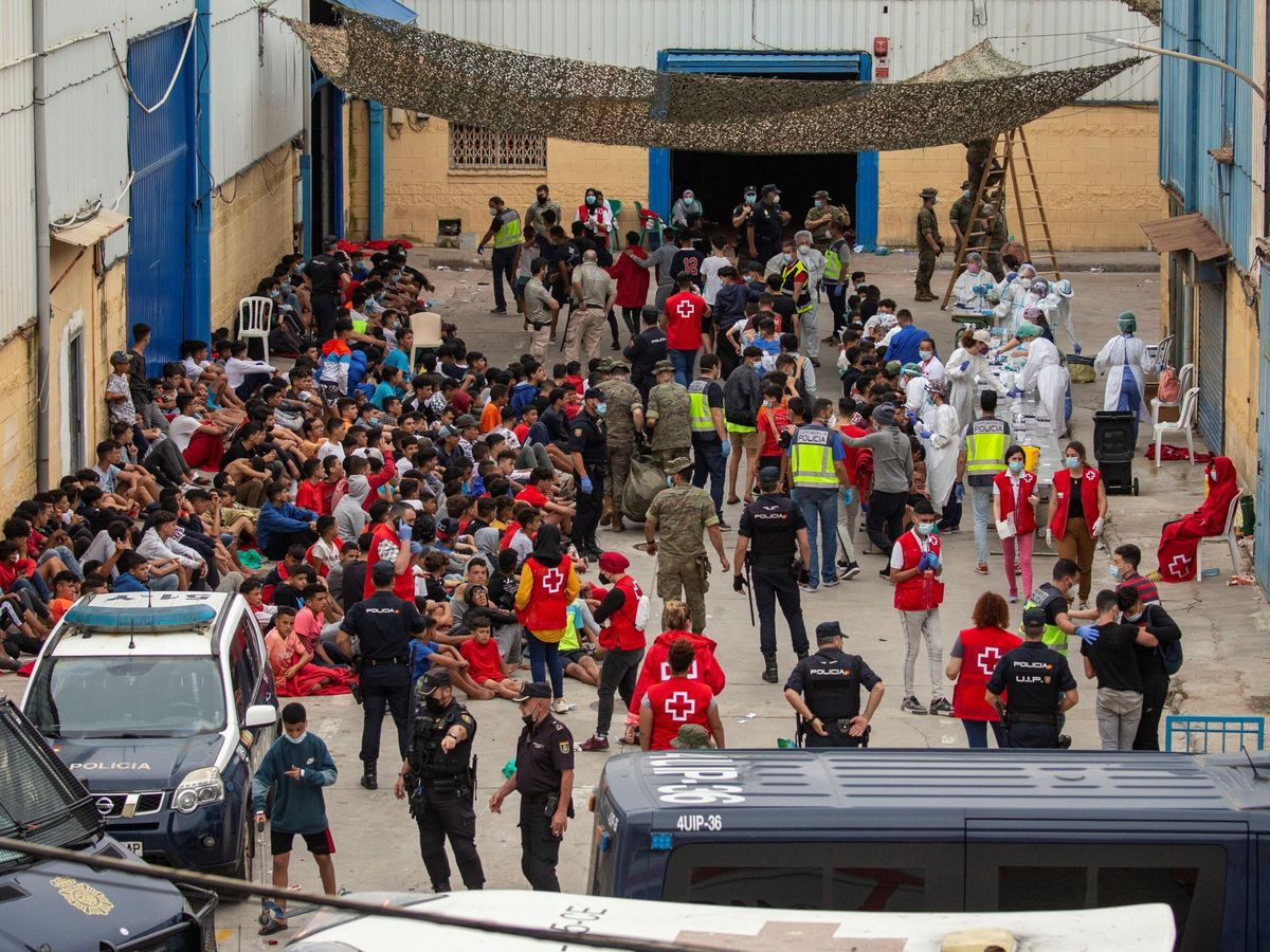 Foto: Decenas de menores llegados solos a Ceuta esperan para hacerse las pruebas de covid. (EFE)